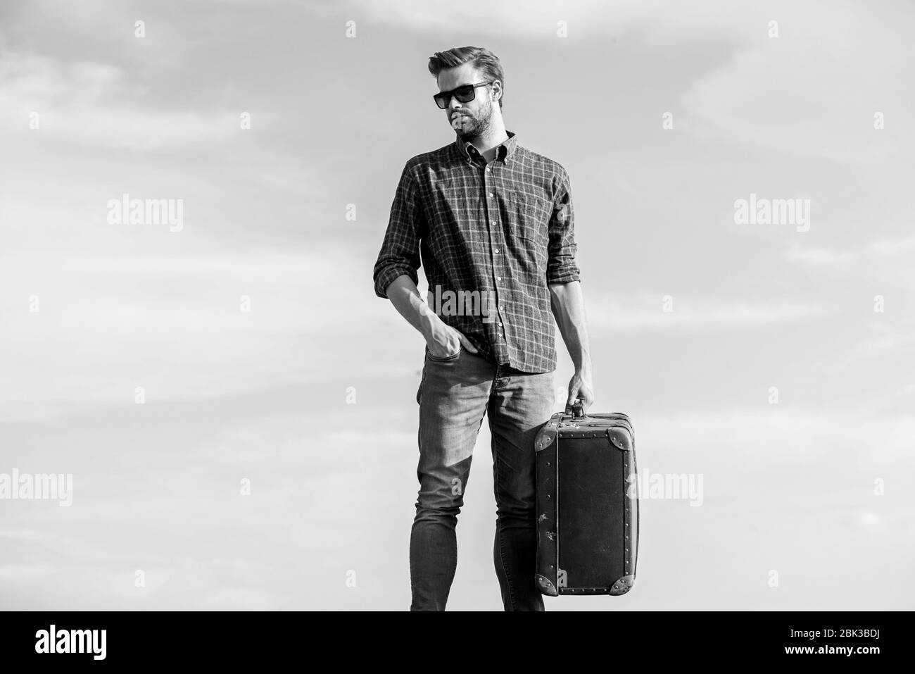 Tiempo de vacaciones. Tipo al aire libre con maleta vintage. Concepto de  equipaje. Agencia de viajes. Blogger de viajes. Hombre llevando sus cosas  en el equipaje. Viaje de negocios. Guapo viajero. Viaje