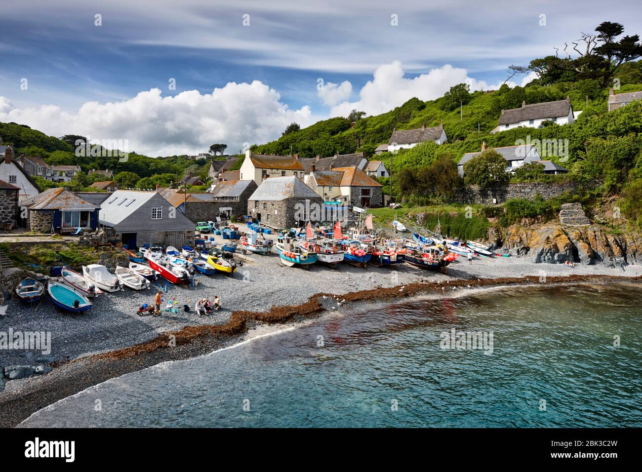 Cadgwith, una pintoresca cala de pescadores situada en la península de Lizard, Cornwall Foto de stock