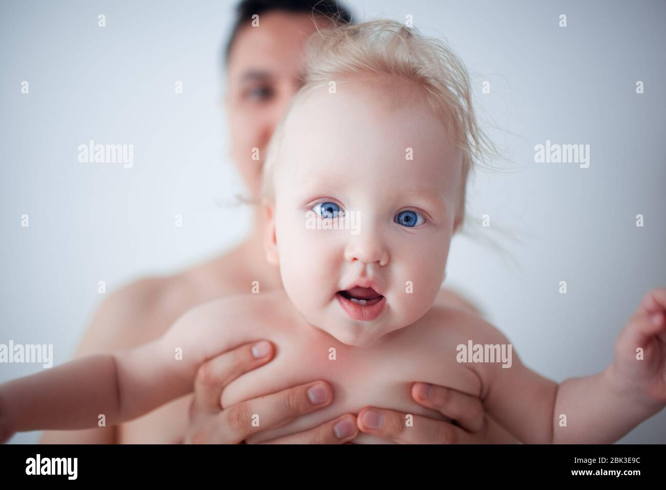 Padre con su bebé caricias y le beso en la mejilla. La paternidad, el amor. Foto de stock