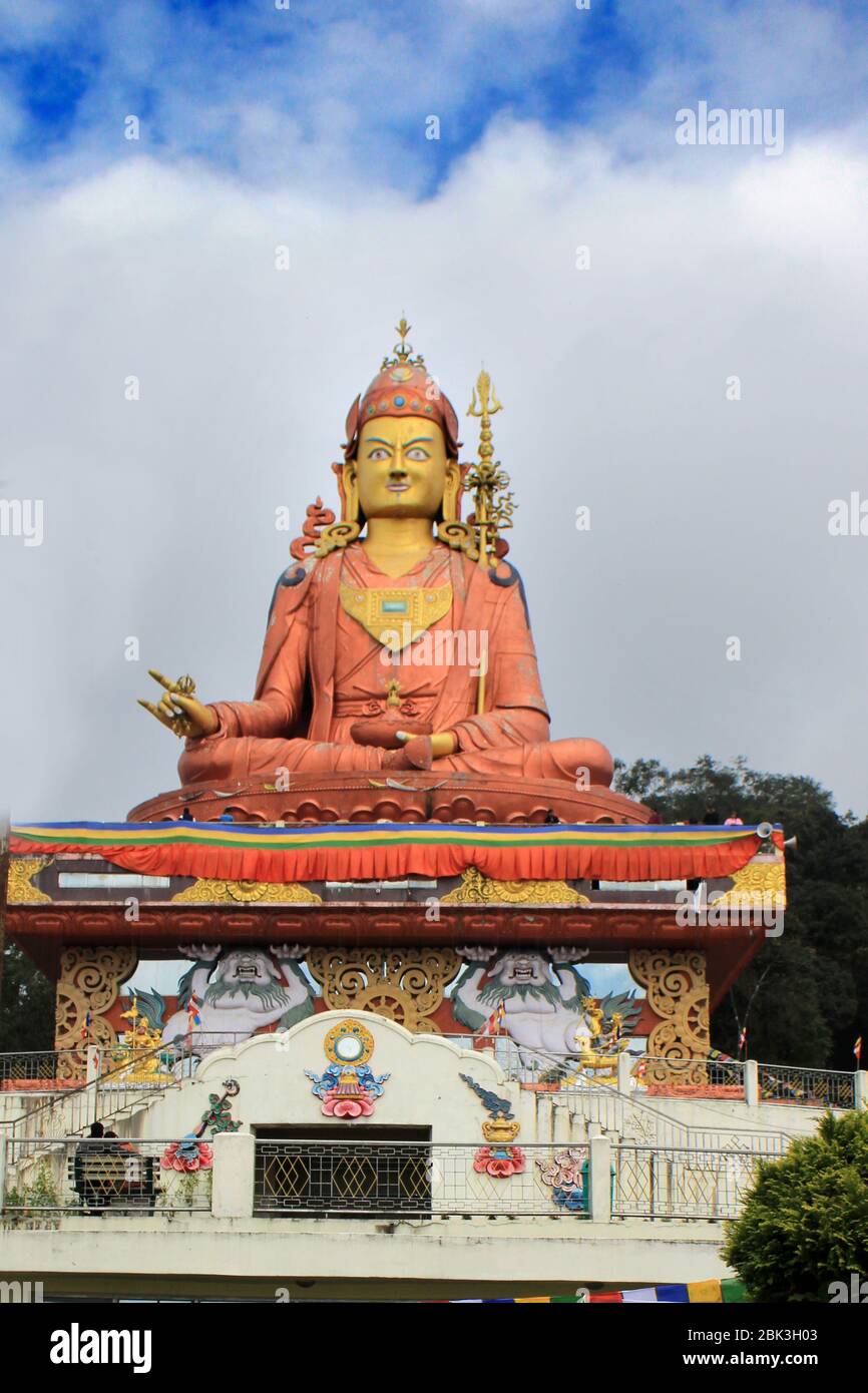 Vista panorámica de la estatua de Guru Padmasambhava Guru Rinpoche, el santo patrón de Sikkim en la colina de Samdruptse, Namchi en Sikkim, India. Foto de stock