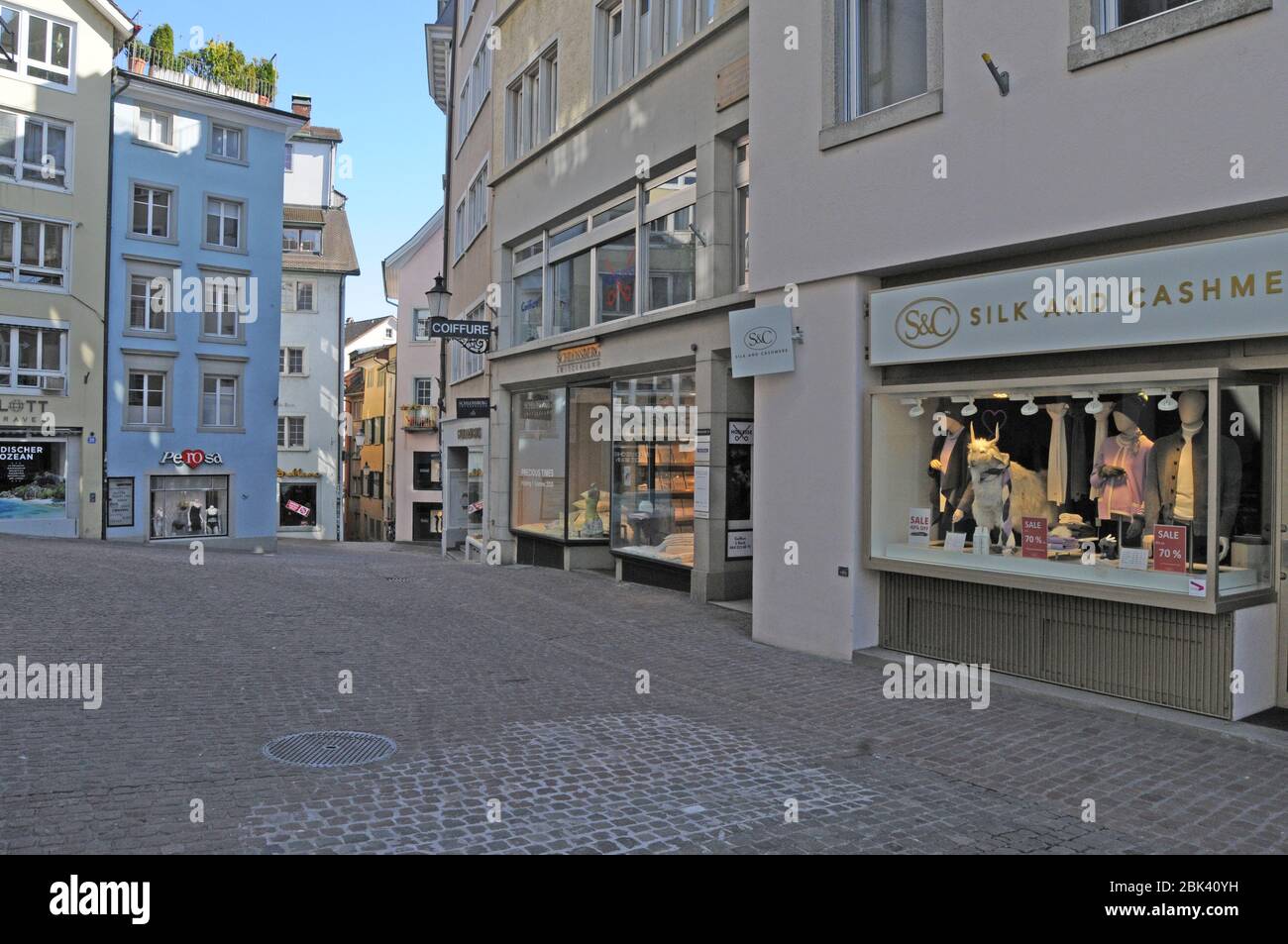Zürich/Suiza: El bloqueo del virus de la Corona ha golpeado la mayoría de las tiendas de Rennweg como en cualquier otro lugar de la ciudad Foto de stock