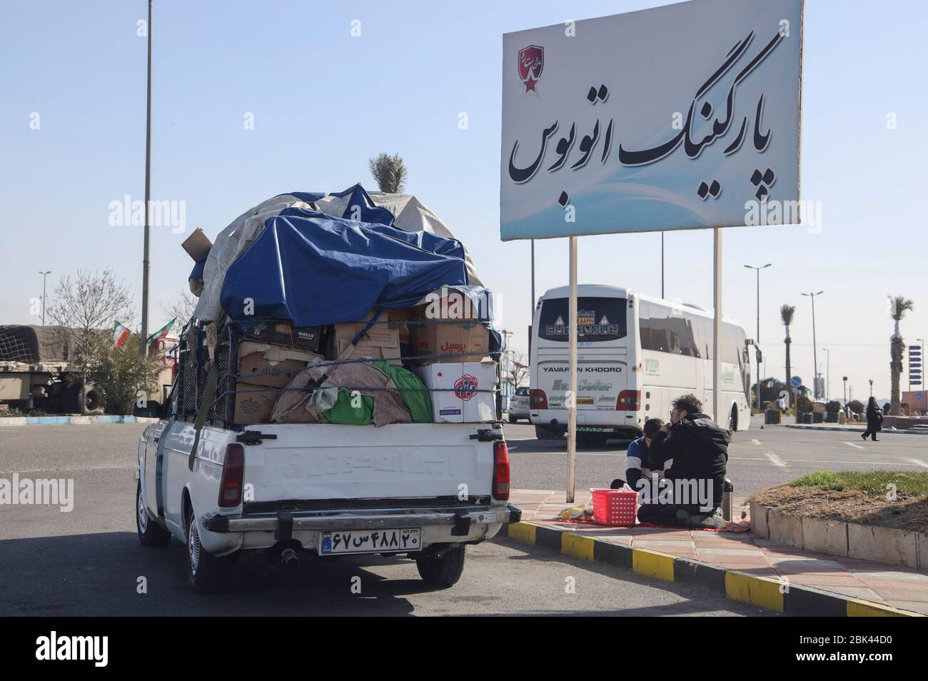 Camión de recogida completamente cargado estacionado en la carretera mientras los conductores están haciendo un picnic en la provincia de Isfahán, Irán, Persia, Oriente Medio Foto de stock