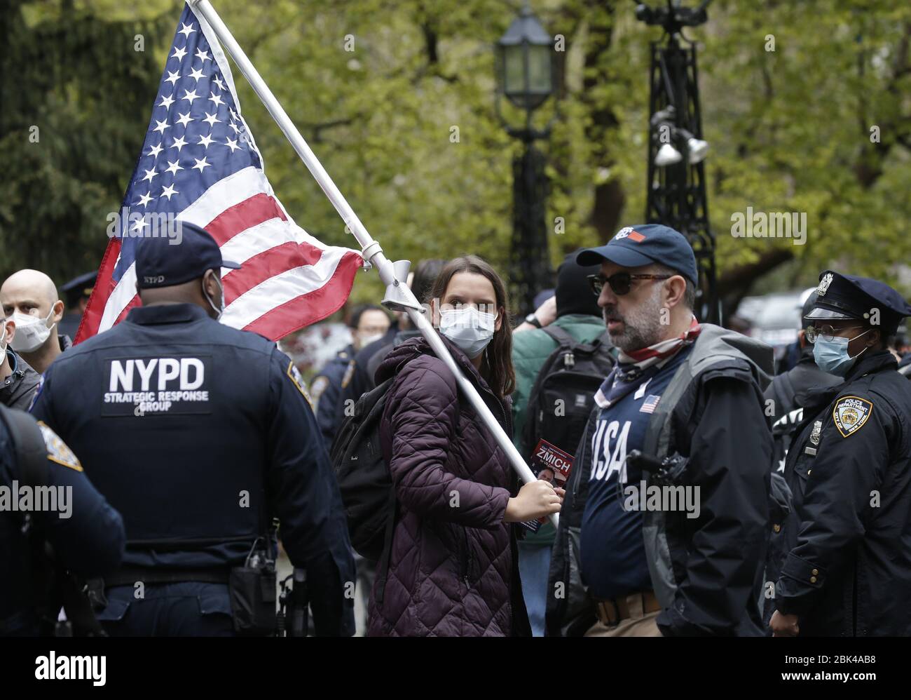 Weehawken, Estados Unidos. 1 de mayo de 2020. Un manifestante sostiene una Bandera Americana en una protesta de 'Rally to Free New York' en la Ciudad de Nueva York el viernes, 1 de mayo de 2020. Casi 300 neoyorquinos murieron de COIVD-19 en las últimas 24 horas, con lo que el total de muertes del estado fue de más de 18,000. Foto de John Angelillo/UPI crédito: UPI/Alamy Live News Foto de stock