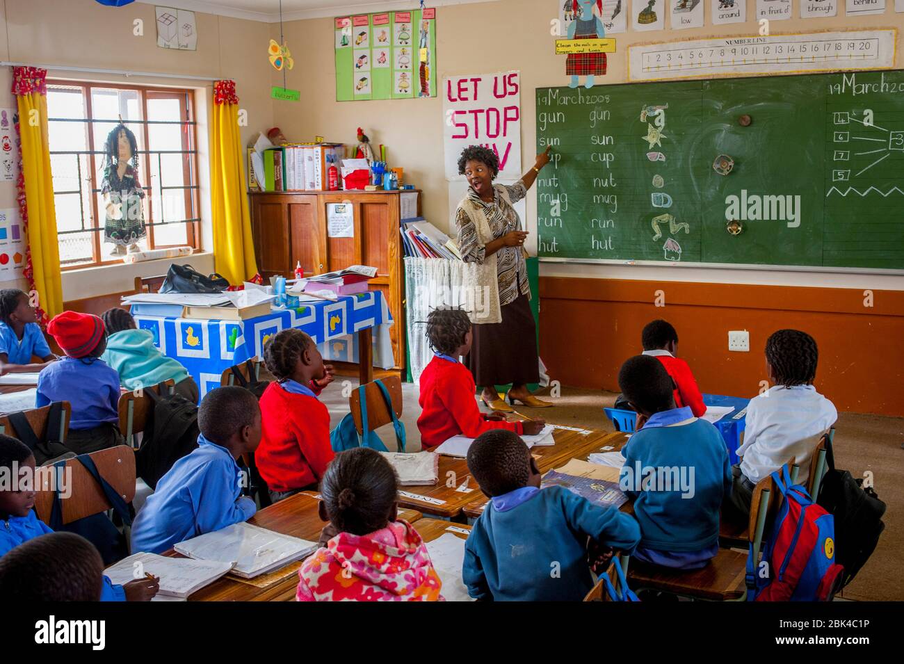 Estudiantes y maestros dentro de un salón de clases de primer grado de una escuela primaria en