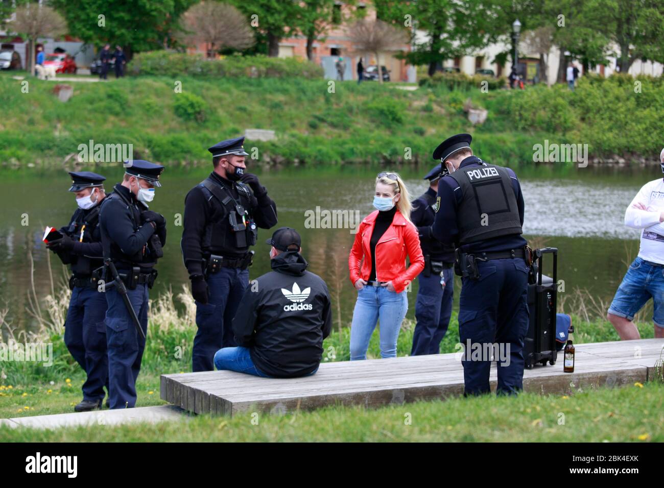 Eine Veranstaltung im Uferpark an der polnischen Grenze zu Zgorzelec wird von der Polizei aufgelöst.Görlitz 01.05.2020 Foto de stock