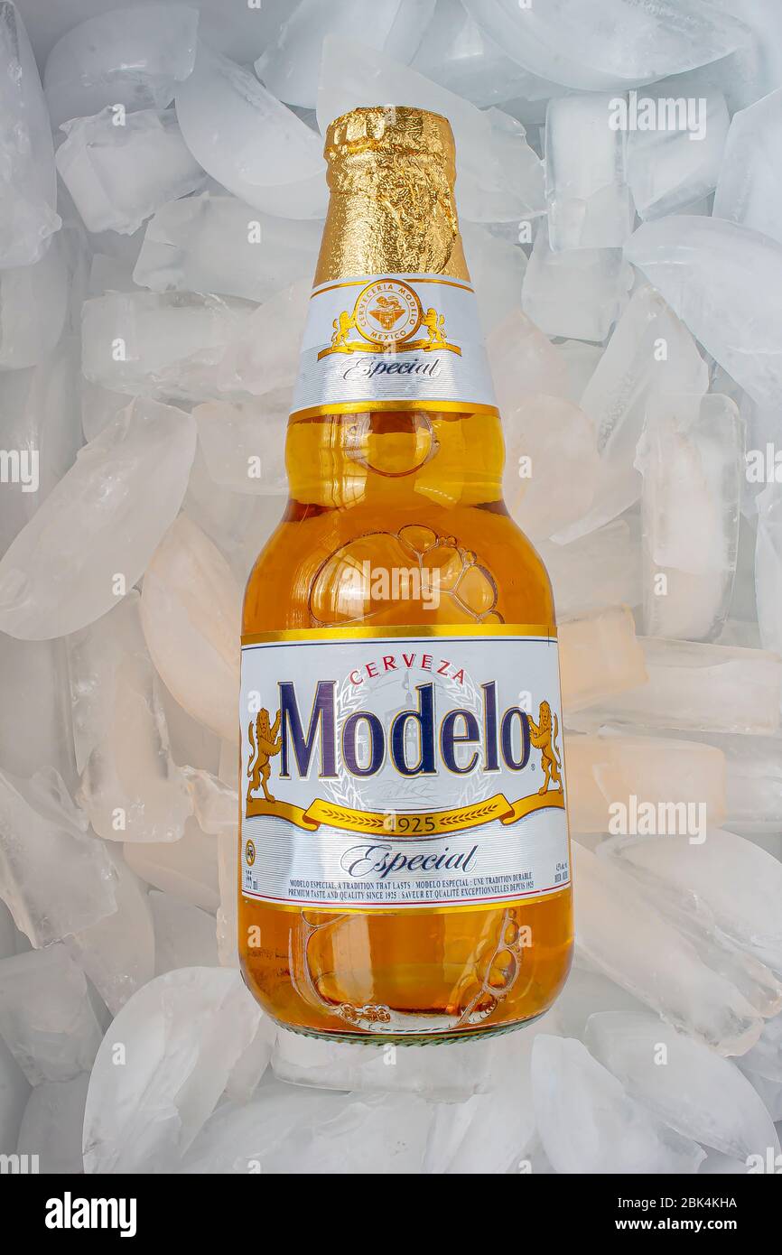 Calgary, Alberta, Canadá. 1 de mayo de 2020. Botella de cerveza Modelo  Especial de color amarillo claro sobre hielo Fotografía de stock - Alamy