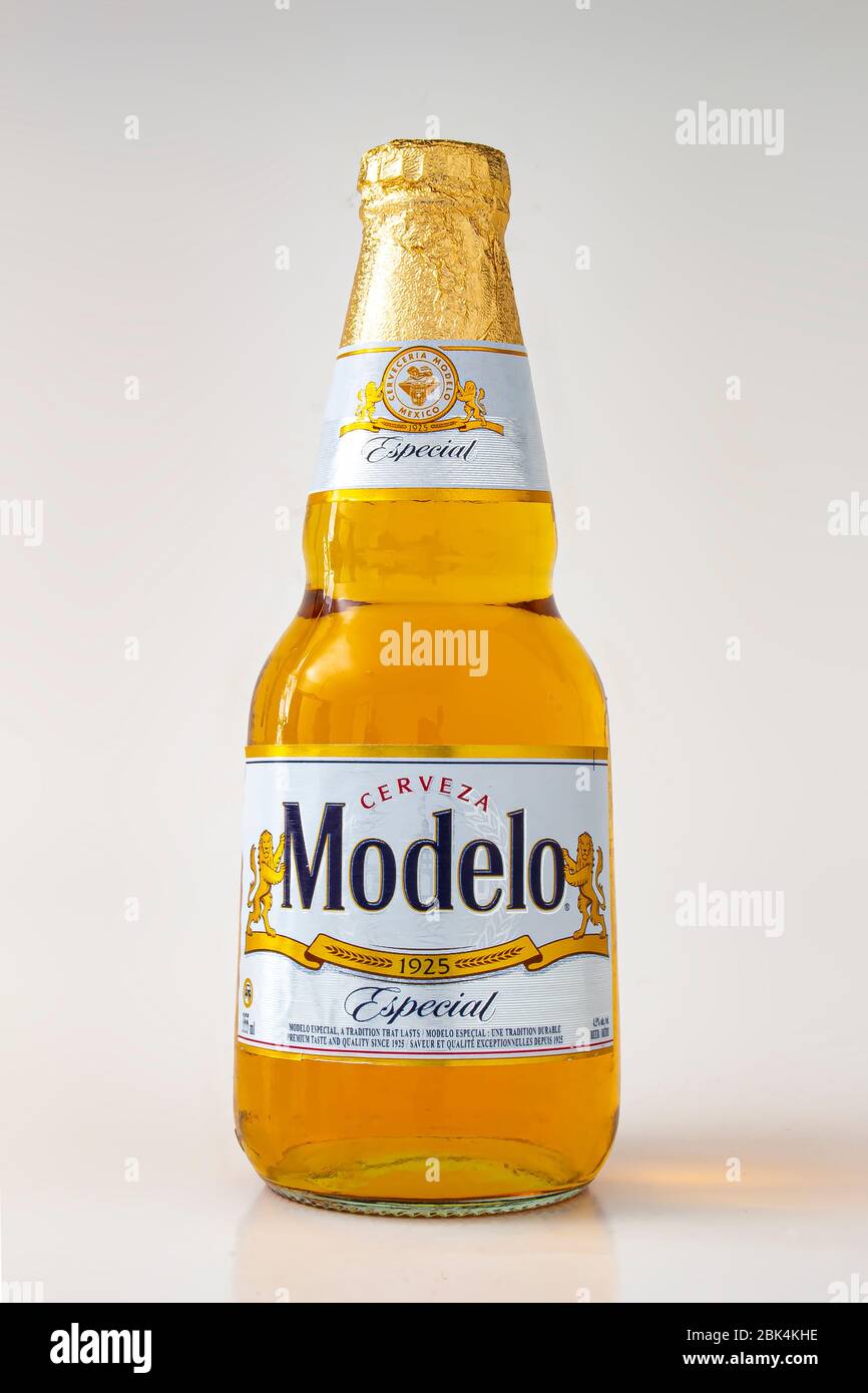 Calgary, Alberta, Canadá. 1 de mayo de 2020. Botella de cerveza Modelo  Especial de color amarillo claro sobre fondo blanco Fotografía de stock -  Alamy