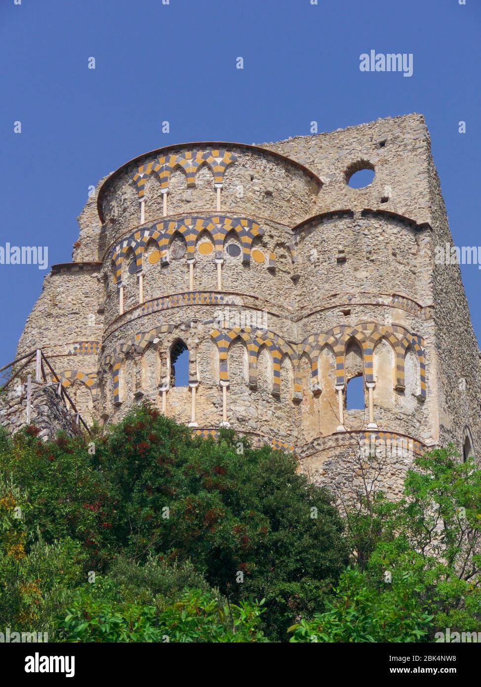 Antigua iglesia en la costa de Amalfi en Campania Foto de stock