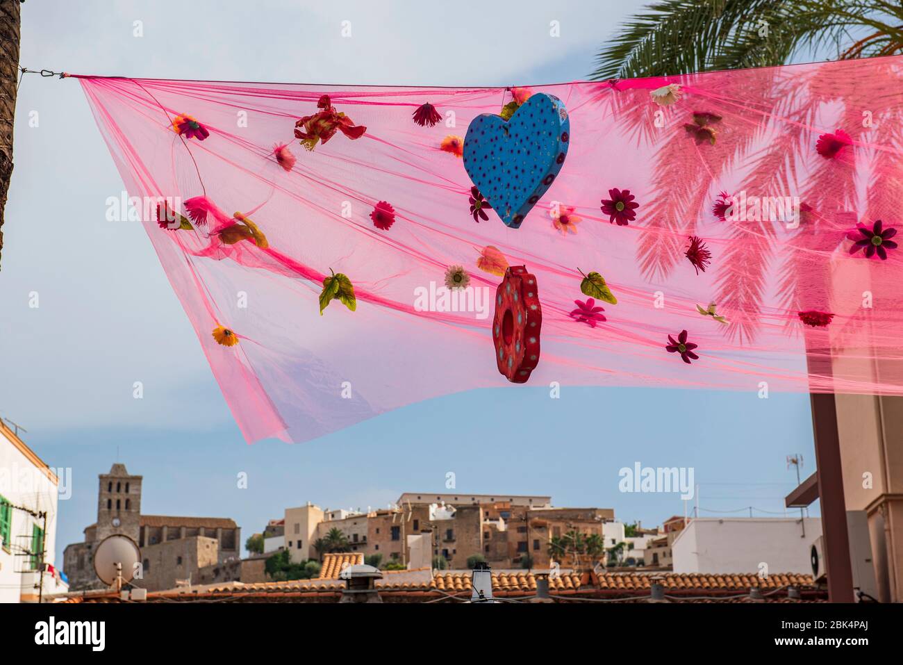 Ciudad vieja, puerto. Ibiza, Islas Baleares, Spain. Una bandera que indica un lugar de fiesta cerca del puerto de Ibiza. Ibiza es una isla de diversión. Foto de stock