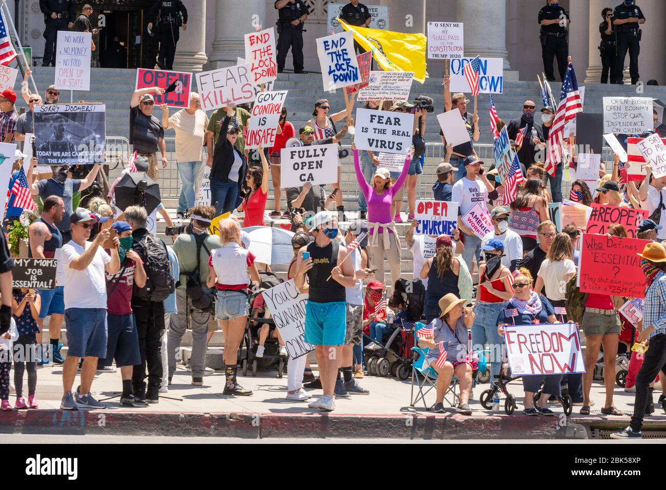 Los manifestantes protestando permanecen en orden en el Ayuntamiento, los Ángeles, California, el 1 de mayo de 2020. Foto de stock