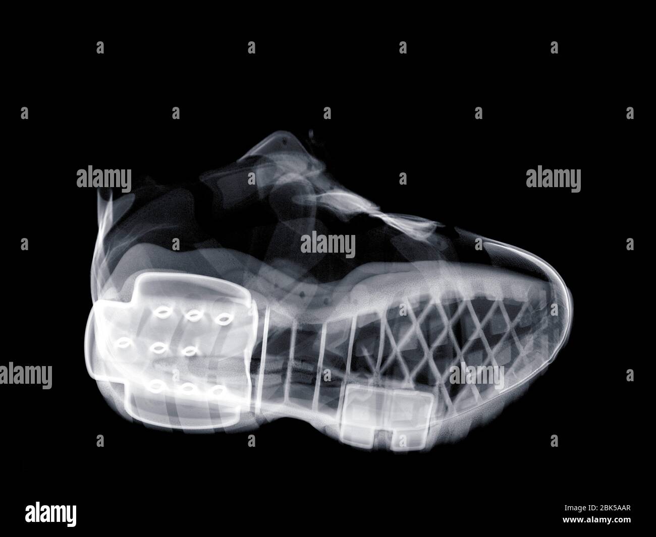 Zapatillas de entrenamiento cruzado en ángulo, rayos X. Foto de stock