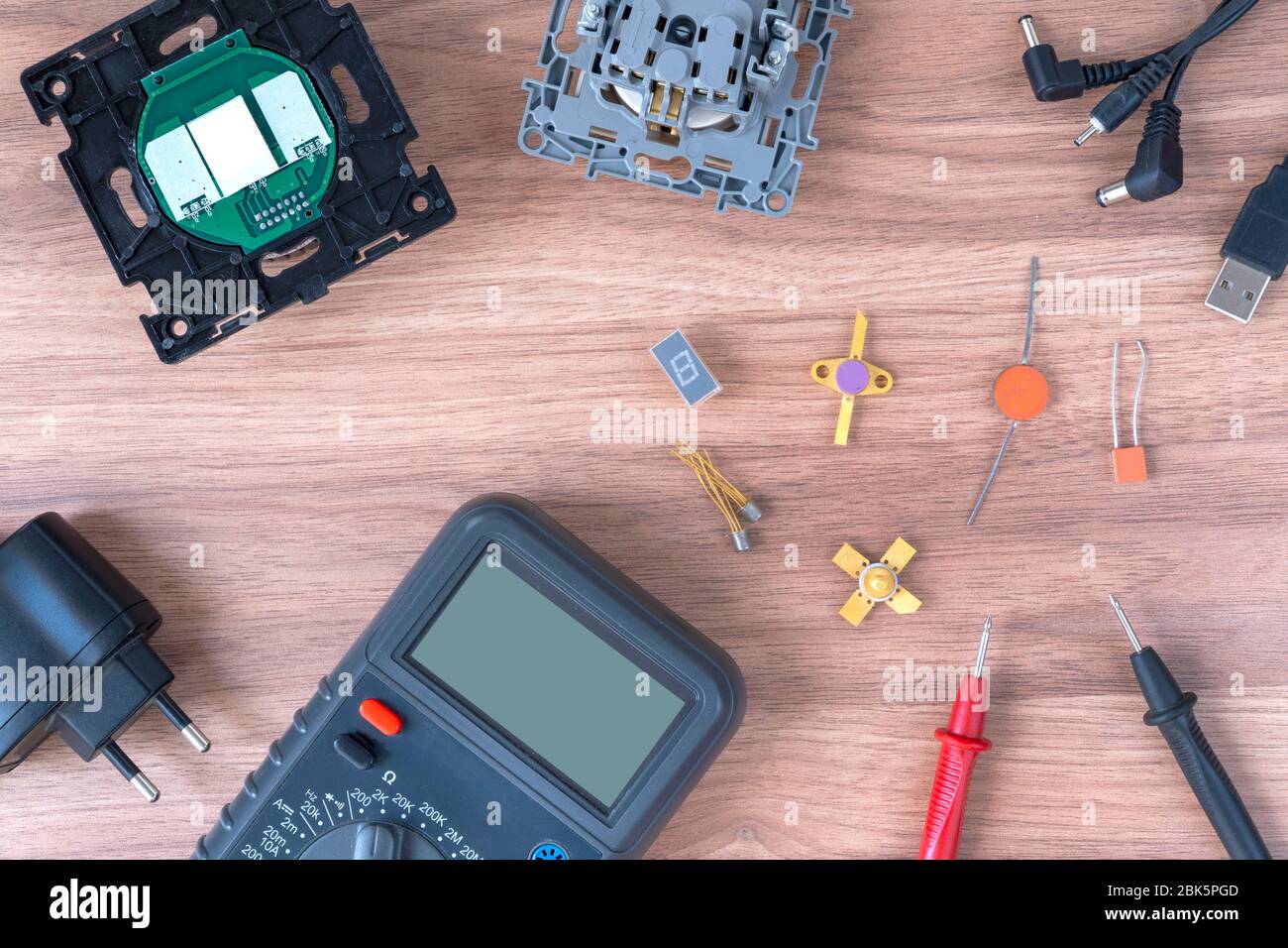 Multímetro y cables de alimentación. Realización de pruebas y medidas eléctricas. Reparación electrónica. Foto de stock