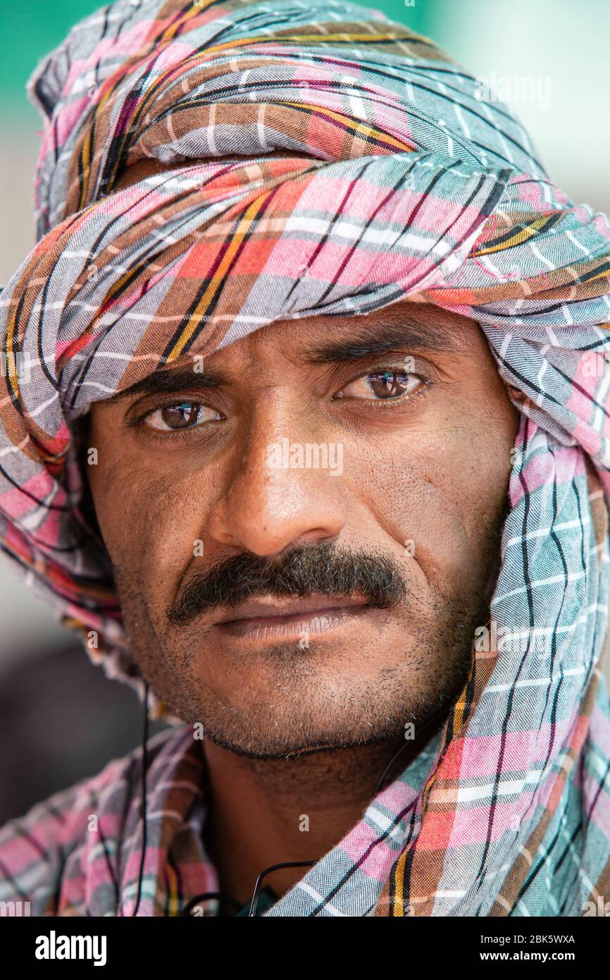 Retrato de los pescadores omaníes en la bufanda tradicional omaní masar en Khasab, Omán Foto de stock