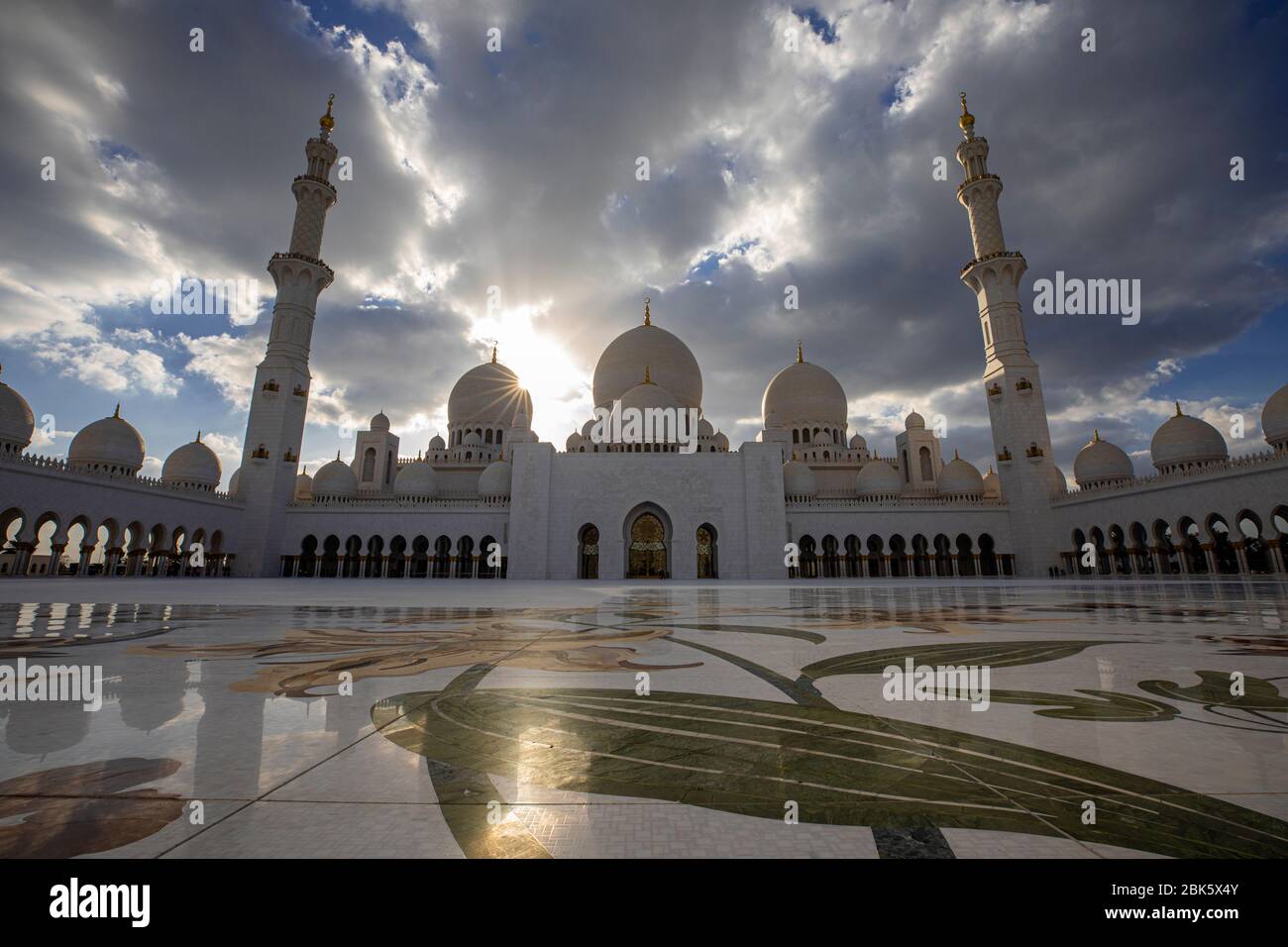 Puesta de sol en la Gran Mezquita Sheikh Zayed en Abu Dhabi, Emiratos Árabes Unidos Foto de stock