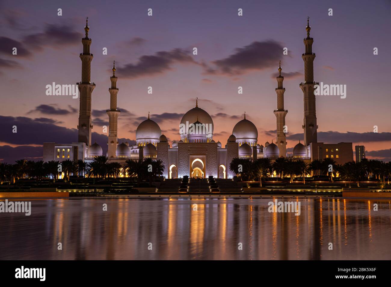 Gran Mezquita del Jeque Zayed al atardecer en Abu Dhabi, Emiratos Árabes Unidos Foto de stock