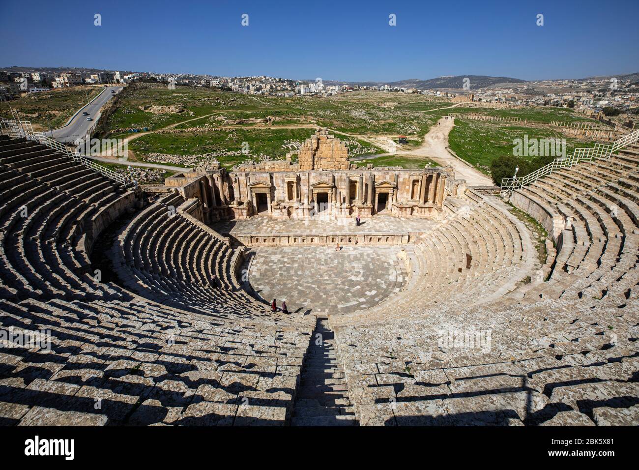 Antiguo teatro romano en el yacimiento arqueológico de Jerash, Jordania Foto de stock