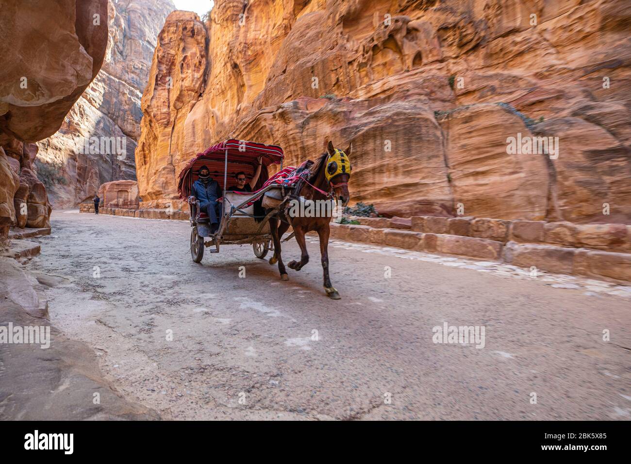 Carruajes tirados por caballos en Siq Slot Canyon en la ciudad de Petra, Jordania Foto de stock