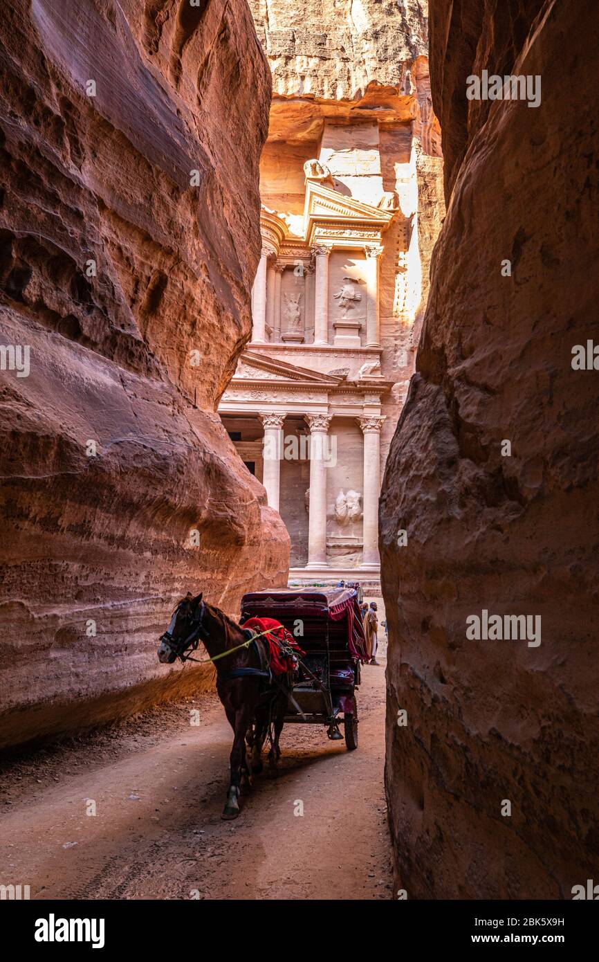 Carruajes tirados por caballos en Siq Slot Canyon en la ciudad de Petra, Jordania Foto de stock