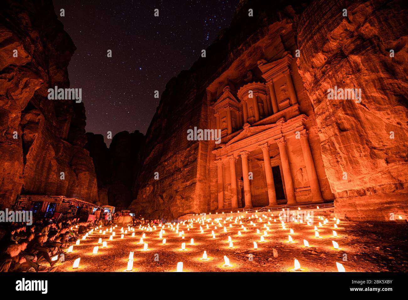 Petra por la noche en el Tesoro de al Khazneh, Jordania Foto de stock