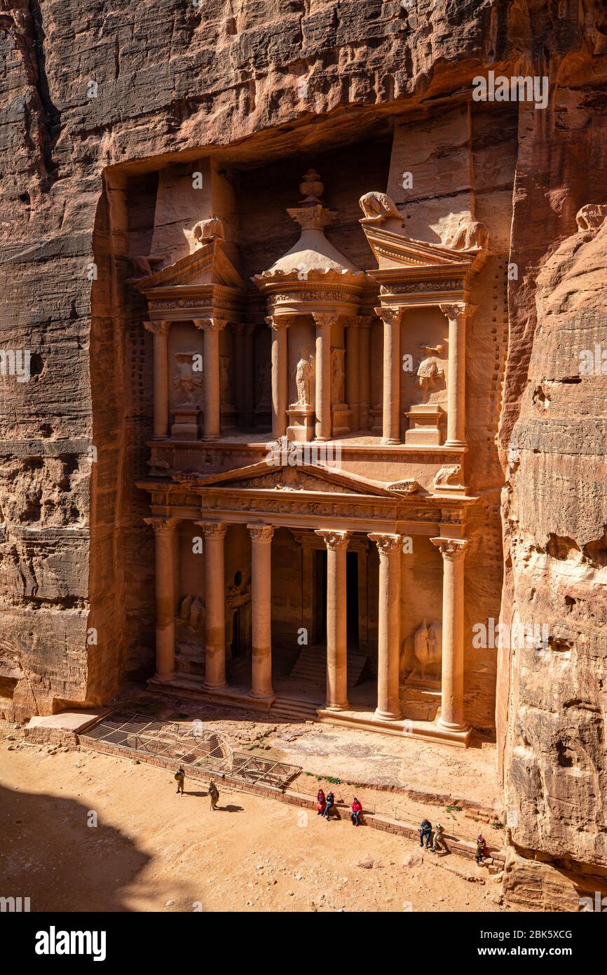 Vista lateral del acantilado del Tesoro de al Khazneh en la ciudad de Petra, Jordania Foto de stock