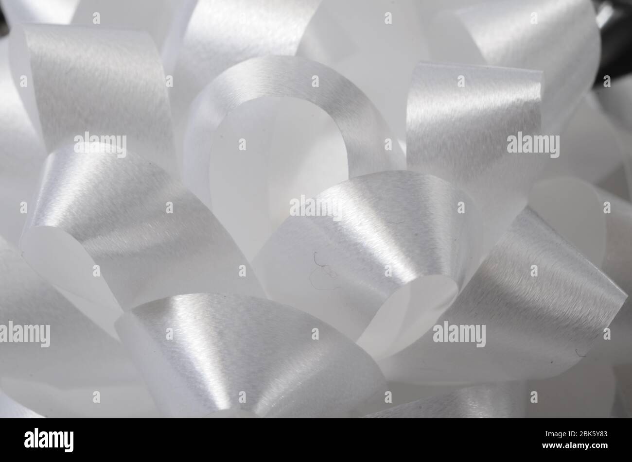 Cinta bolduc gris y blanca para envolver de regalo Fotografía de stock -  Alamy