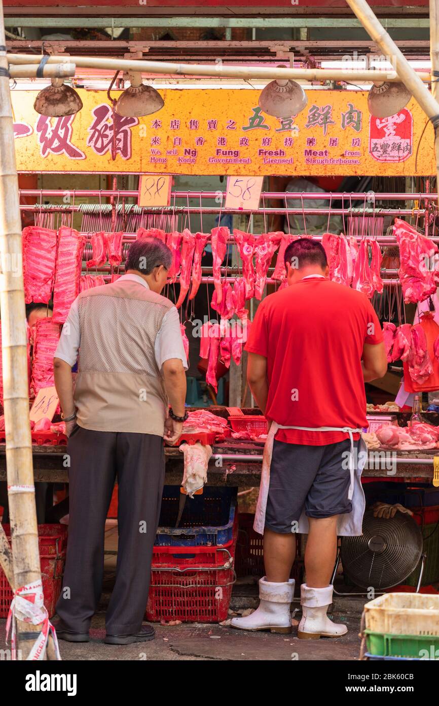 Puesto de carne en el mercado de la calle Chun Yeung, North Point, Hong Kong Island, Hong Kong Foto de stock