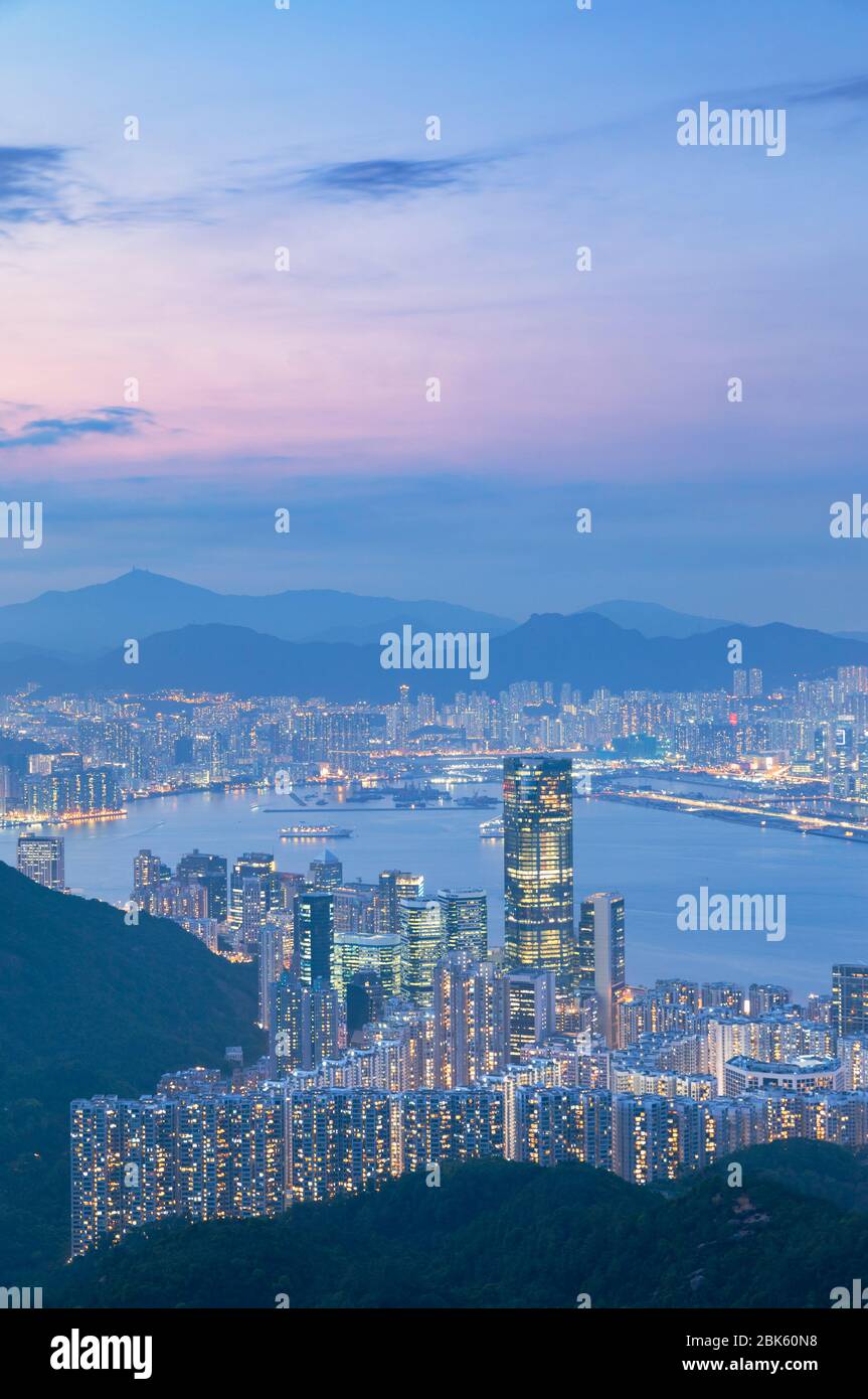 Vista de la bahía de Quarry y Kowloon al atardecer, Hong Kong Foto de stock