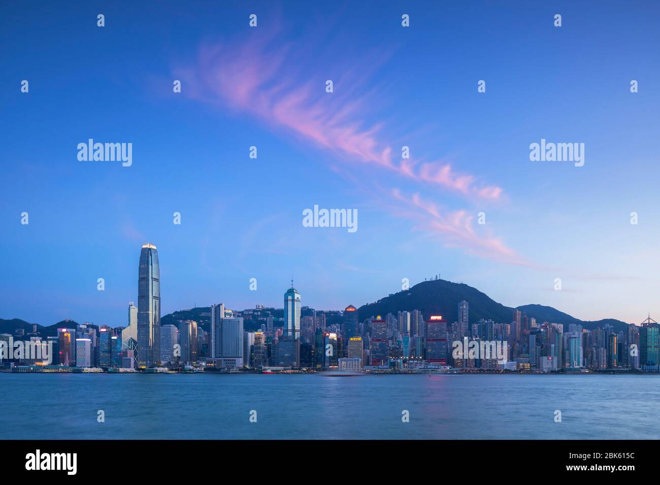 El horizonte de la isla de Hong Kong al atardecer, Hong Kong Foto de stock