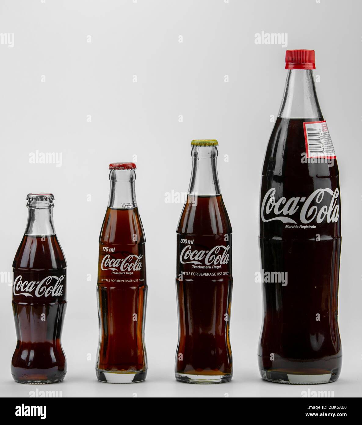 Atlanta GA USA 1 de mayo de 2020 cuatro botellas de Coca-Cola de vidrio de  contorno varios volúmenes Fotografía de stock - Alamy