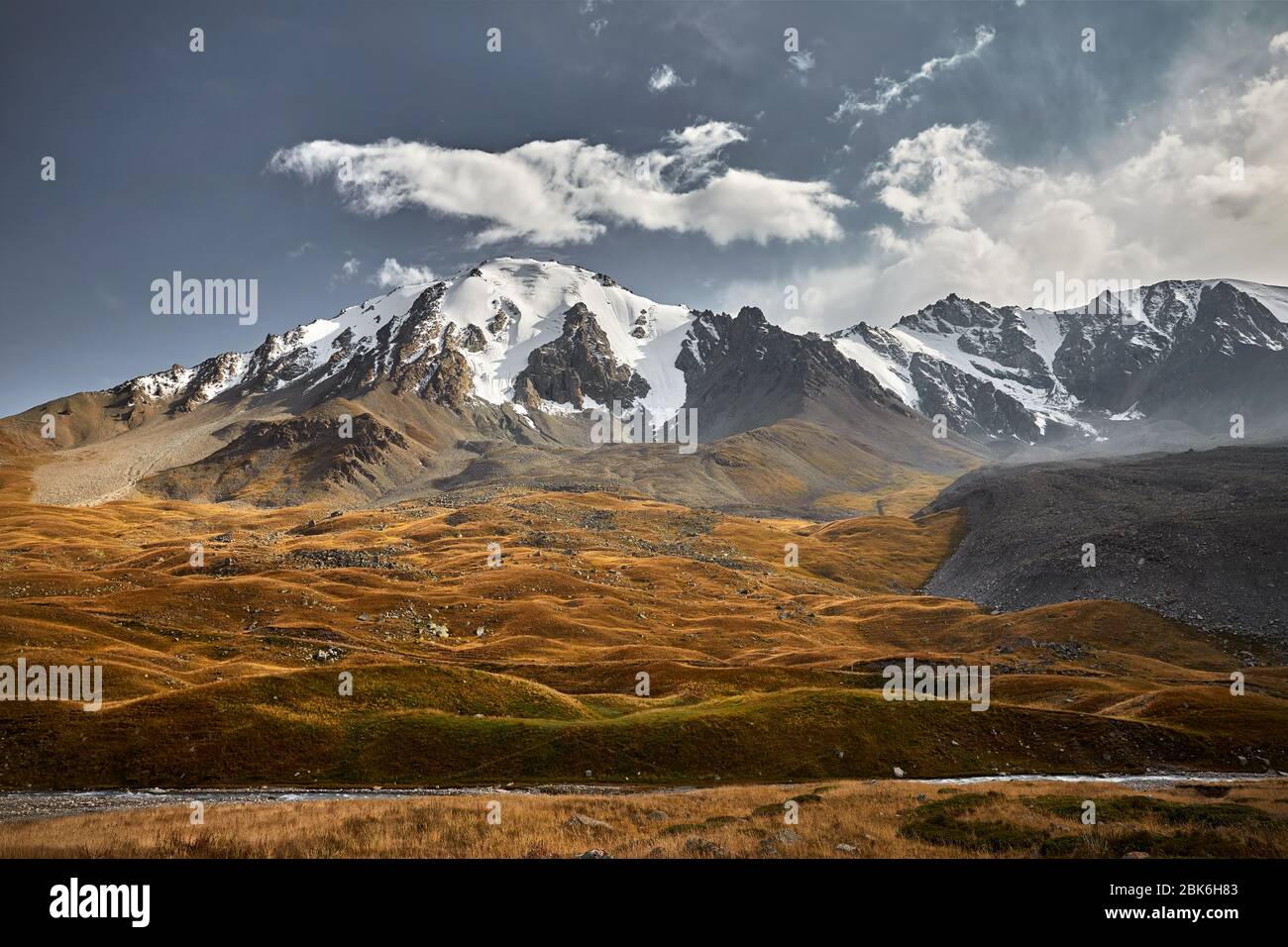 Paisaje de pico Ozerniy en montañas Tian Shan al atardecer en Kazajstán Foto de stock