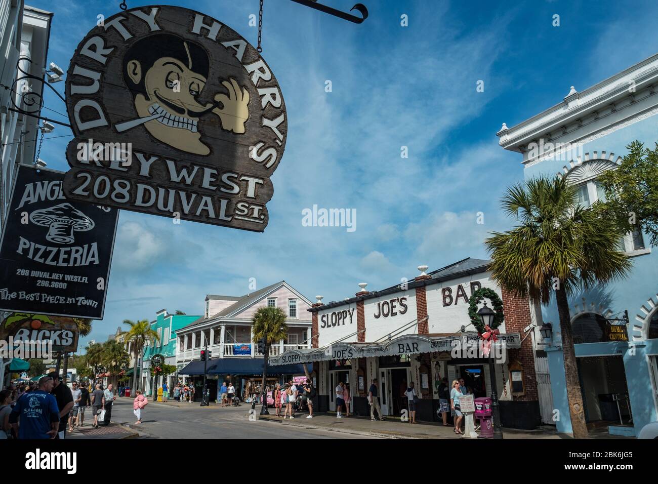 Key West, Florida - Enero 2019: Calle Duval con una mirada a la barra de Slippy Joe Foto de stock