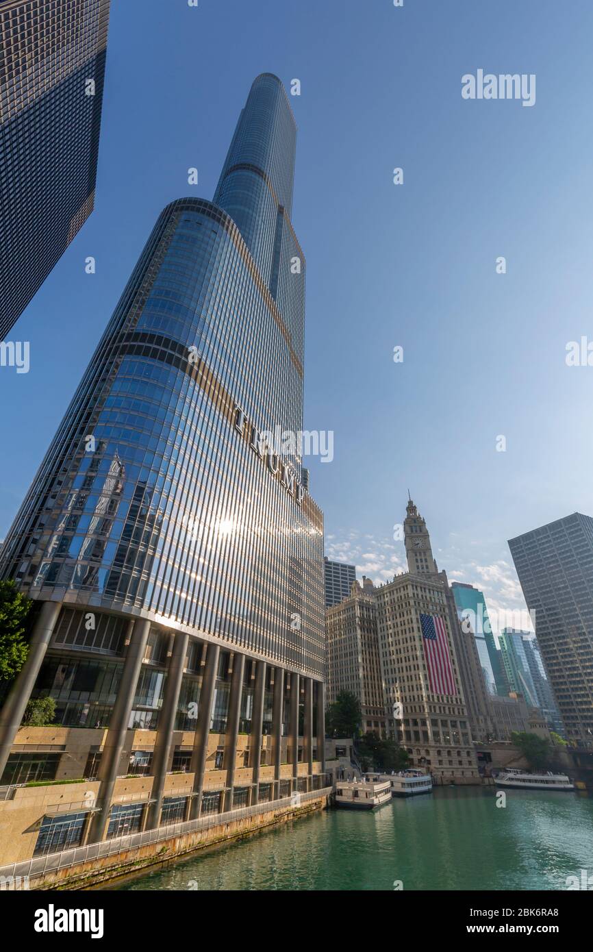 Vista del edificio Wrigley y del río Chicago, Chicago, Illinois, Estados Unidos de América, Norteamérica Foto de stock