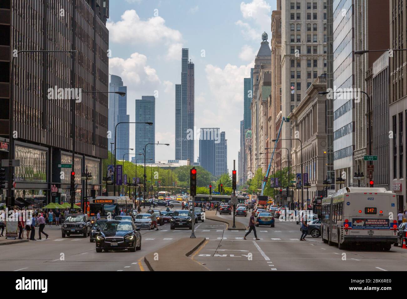 Vista del tráfico en Michigan Avenue, Chicago, Illinois, Estados Unidos de América, Norteamérica Foto de stock