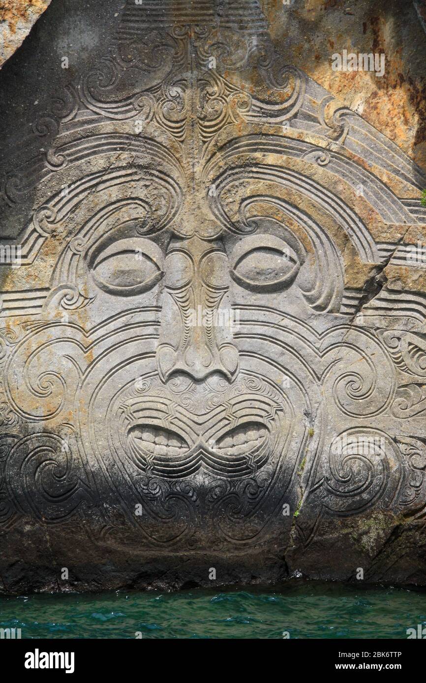 Mina Bay Maori escultura en roca de Ngatoroirangi Foto de stock