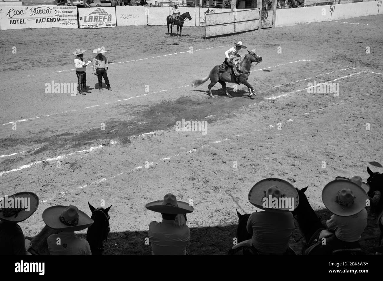 Vaquero mexicano mostrando sus habilidades como de caballos