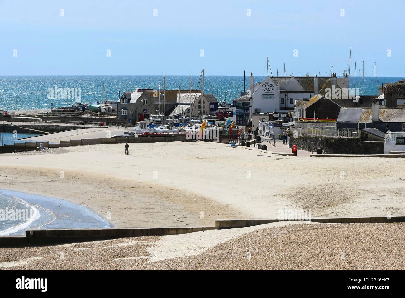 Lyme Regis, Dorset, Reino Unido. 2 de mayo de 2020. Clima en Reino Unido. Una vista de la playa casi desierta en el complejo costero de Lyme Regis en Dorset en un día de cálidos hechizos soleados durante el cierre de la pandemia de coronavirus crédito de la imagen: Graham Hunt/Alamy Live News Foto de stock
