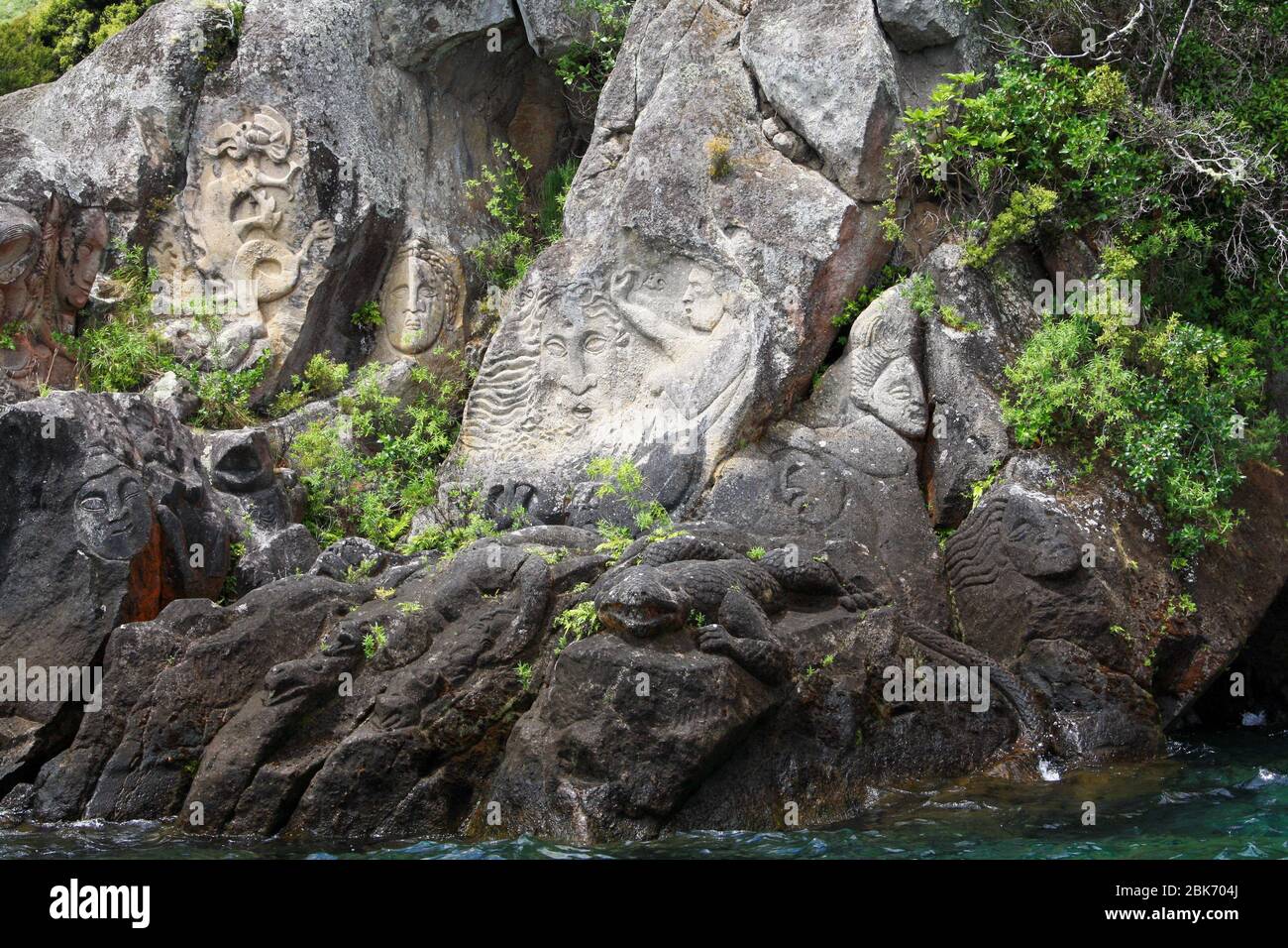 Mina Bay Maori escultura en roca de Ngatoroirangi Foto de stock