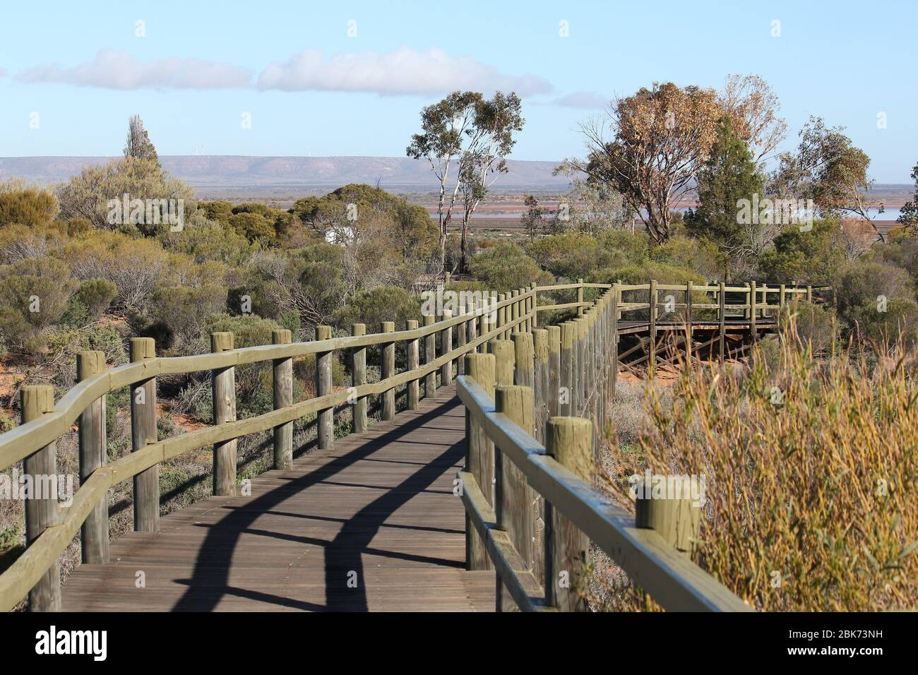 Plataforma de madera para caminar sobre la fauna nativa en Port Augusta,  Australia Meridional Fotografía de stock - Alamy