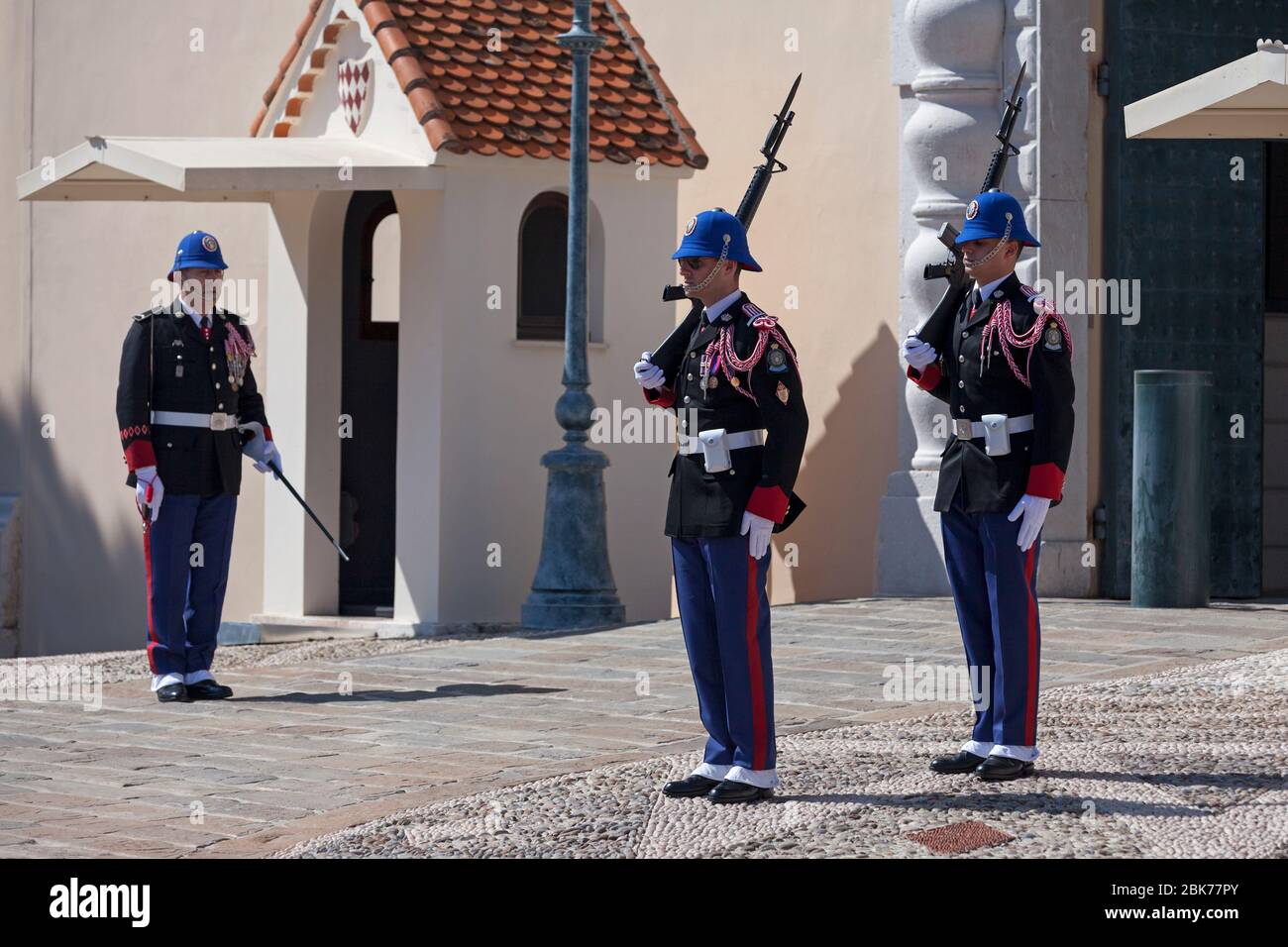 Mónaco - 28 2019 de marzo: Cambio de guardia frente a la entrada del Palacio del Príncipe de Mónaco. Foto de stock