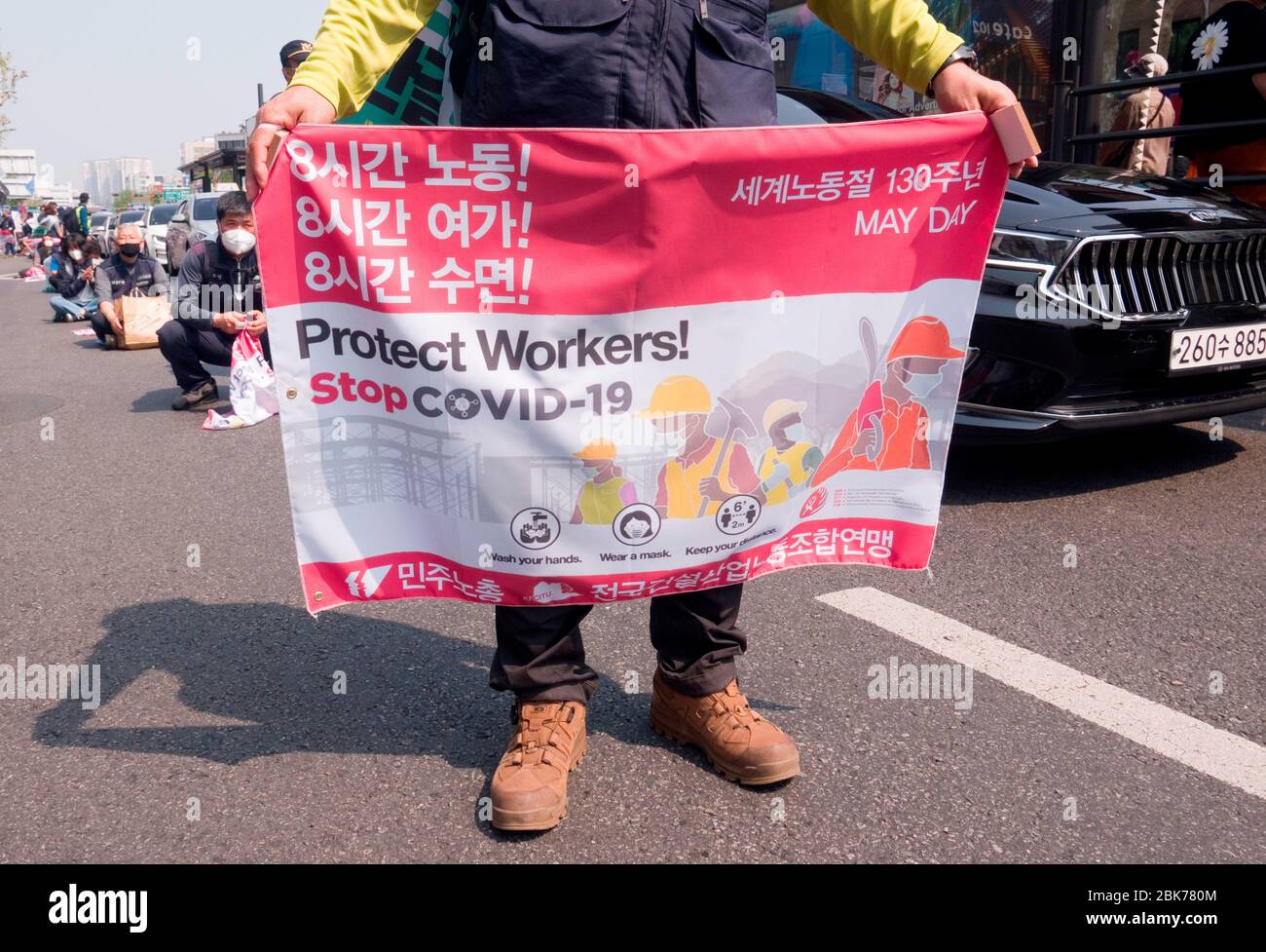 Rally del día del Trabajo, 1 de mayo de 2020 : usando máscaras para prevenir la infección por el coronavirus COVID-19, los trabajadores surcoreanos marchan durante una manifestación del día del Trabajo en Seúl central, Corea del Sur. Los caracteres coreanos en un cartel leen, "ocho horas de trabajo! Ocho horas de tiempo libre! ¡ocho horas de sueño!'. Las organizaciones de trabajadores redujeron la escala del rally del día del Trabajo y marcharon y organizaron un rally online vía YouTube para prevenir la infección del virus COVID-19. Crédito: Lee Jae-won/AFLO/Alamy Live News Foto de stock