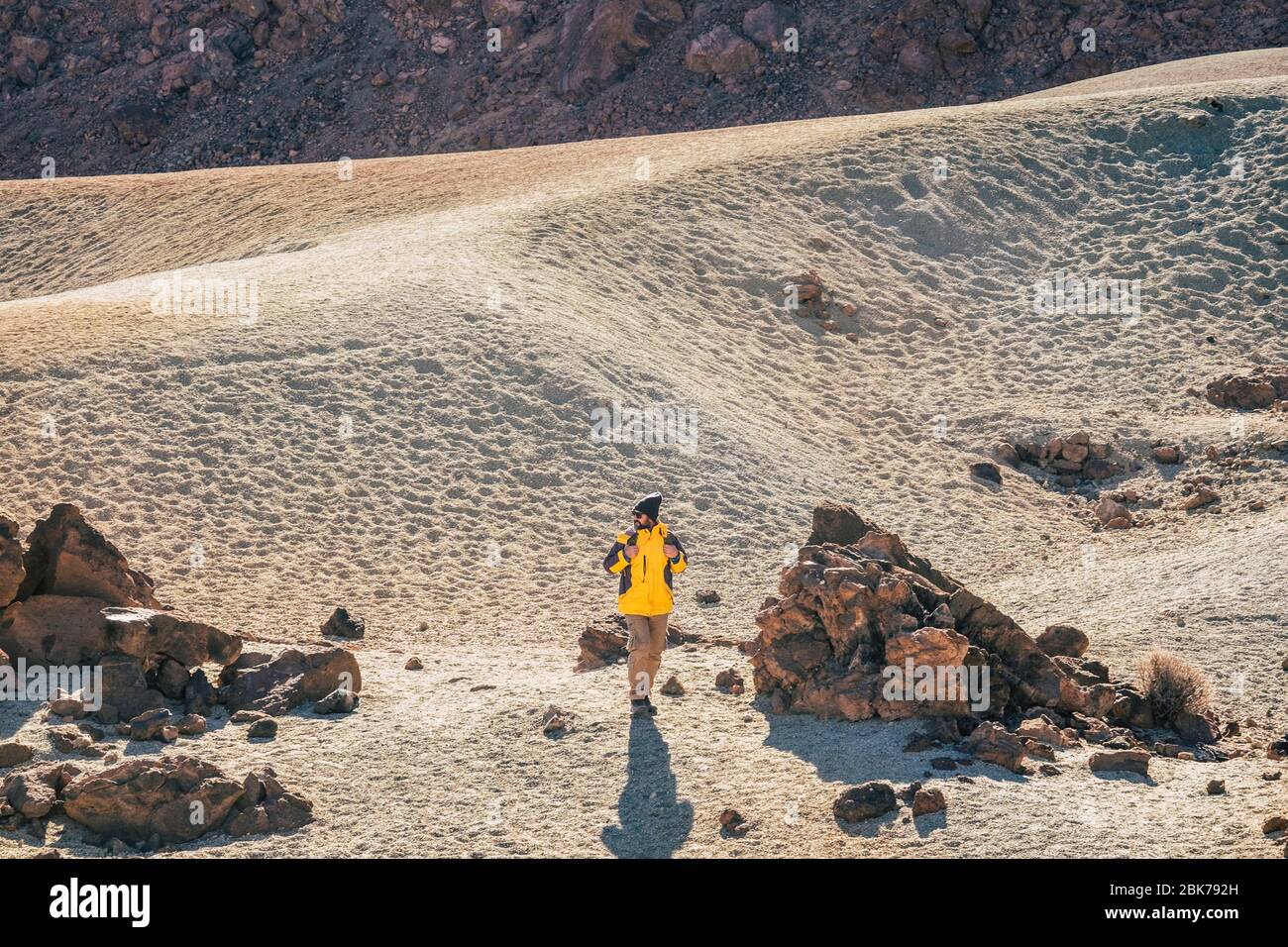Senderismo salvaje actividad al aire libre en la montaña y desierto paisaje escénico - caucásico profesional aventurero hombre caminar y descubrir hermosos lugares - Foto de stock