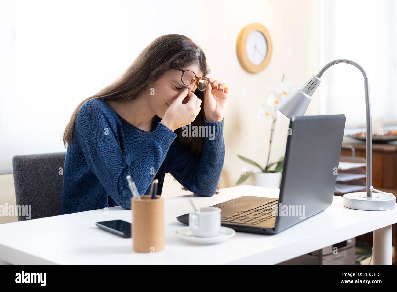 Niña adolescente con problemas de vista con migraña Foto de stock