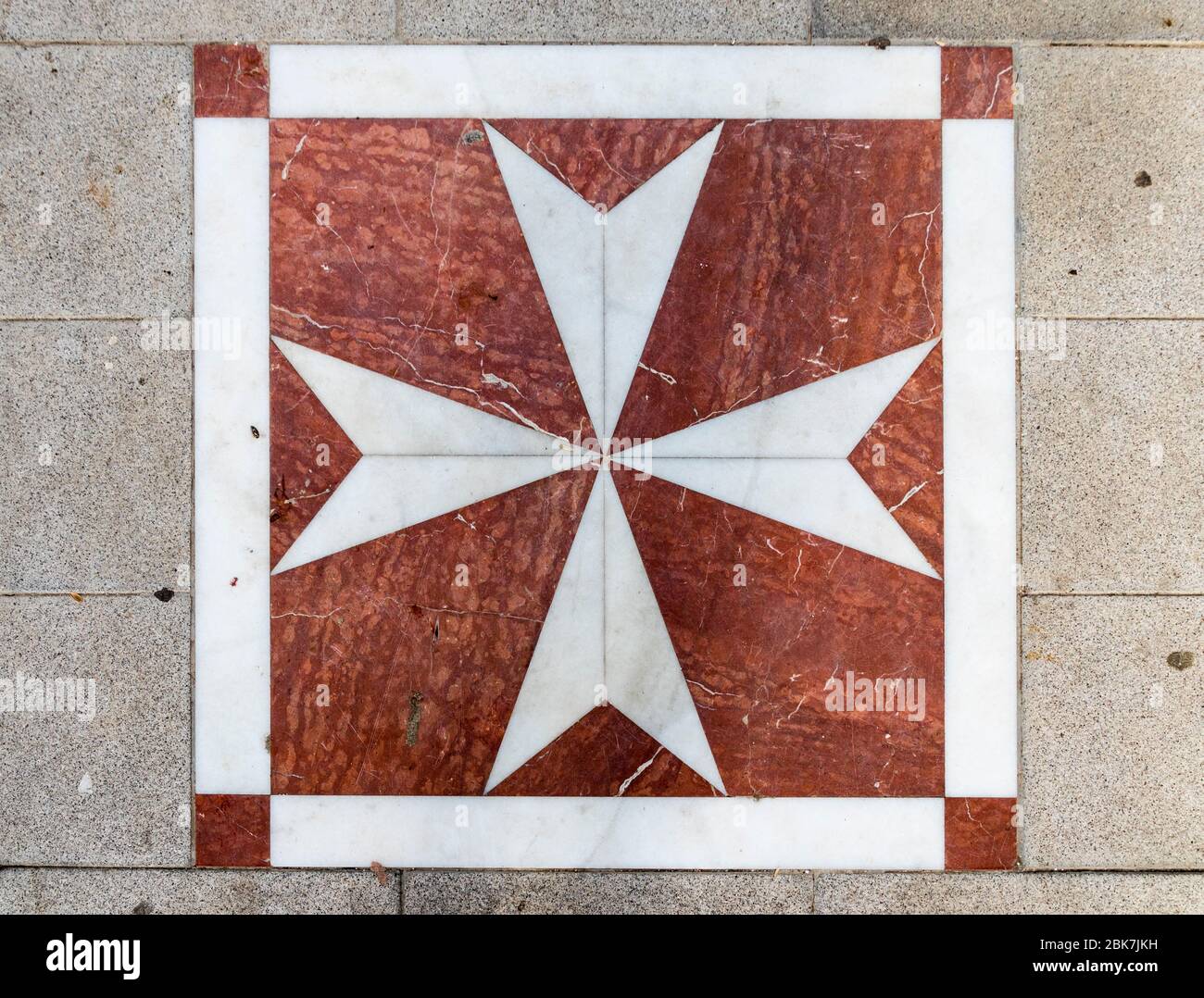 Lora del Río, España. Mosaico en el suelo con la Cruz de San Juan, emblema de la Soberana Orden Militar de Malta, en esta ciudad de Andalucía Foto de stock