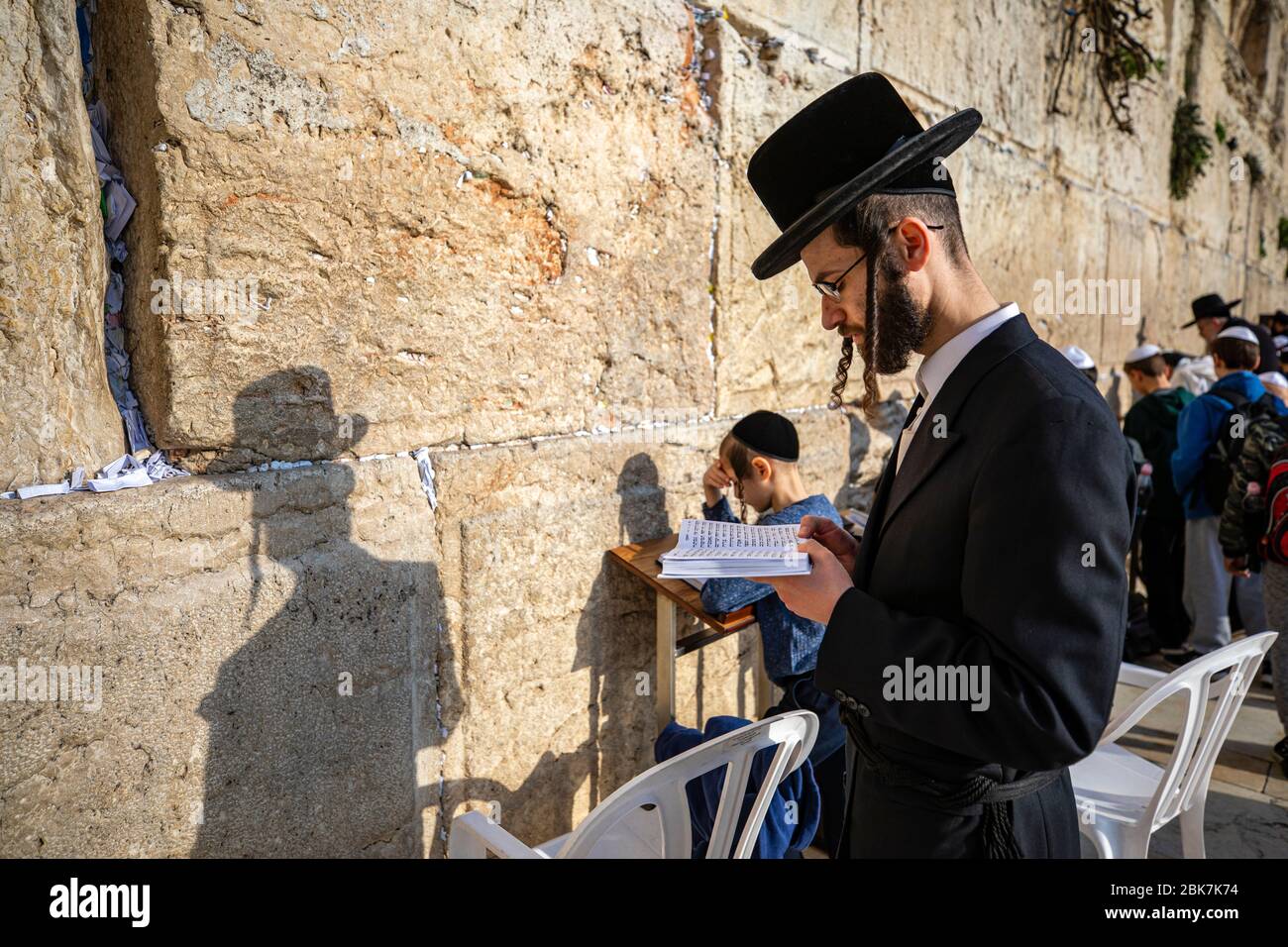 Adoradores judíos en el Muro Occidental de Jerusalén en Israel Foto de stock