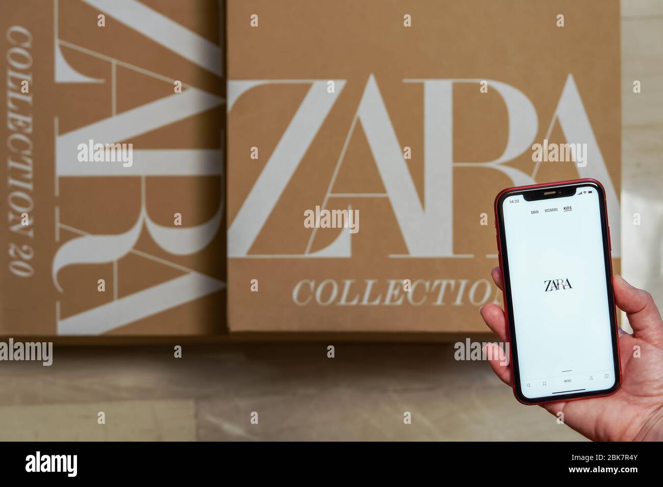 Caja de entrega en línea de la Marca de ropa española Zara. Entrega en  smartphone con la página web de la colección de minoristas Inditex, el  paquete de pedido entregado con el