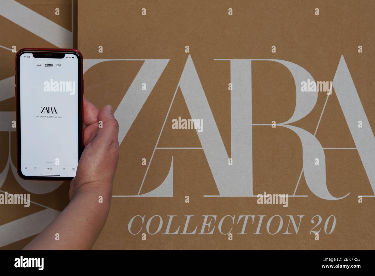 Caja de entrega en línea de la Marca de ropa española Zara. Entrega en  smartphone con la página web de la colección de minoristas Inditex, el  paquete de pedido entregado con el