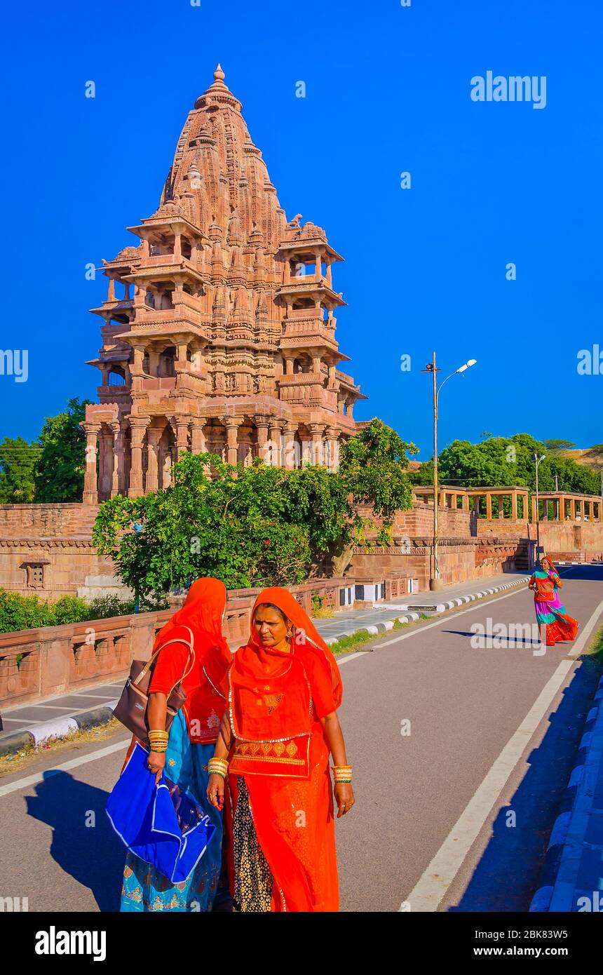 JODHPUR, INDIA – DIC. 02, 2019: Los 'jardines de Mandore' es una colección de templos y monumentos, es otra atracción importante cerca de Jodhpur. Foto de stock
