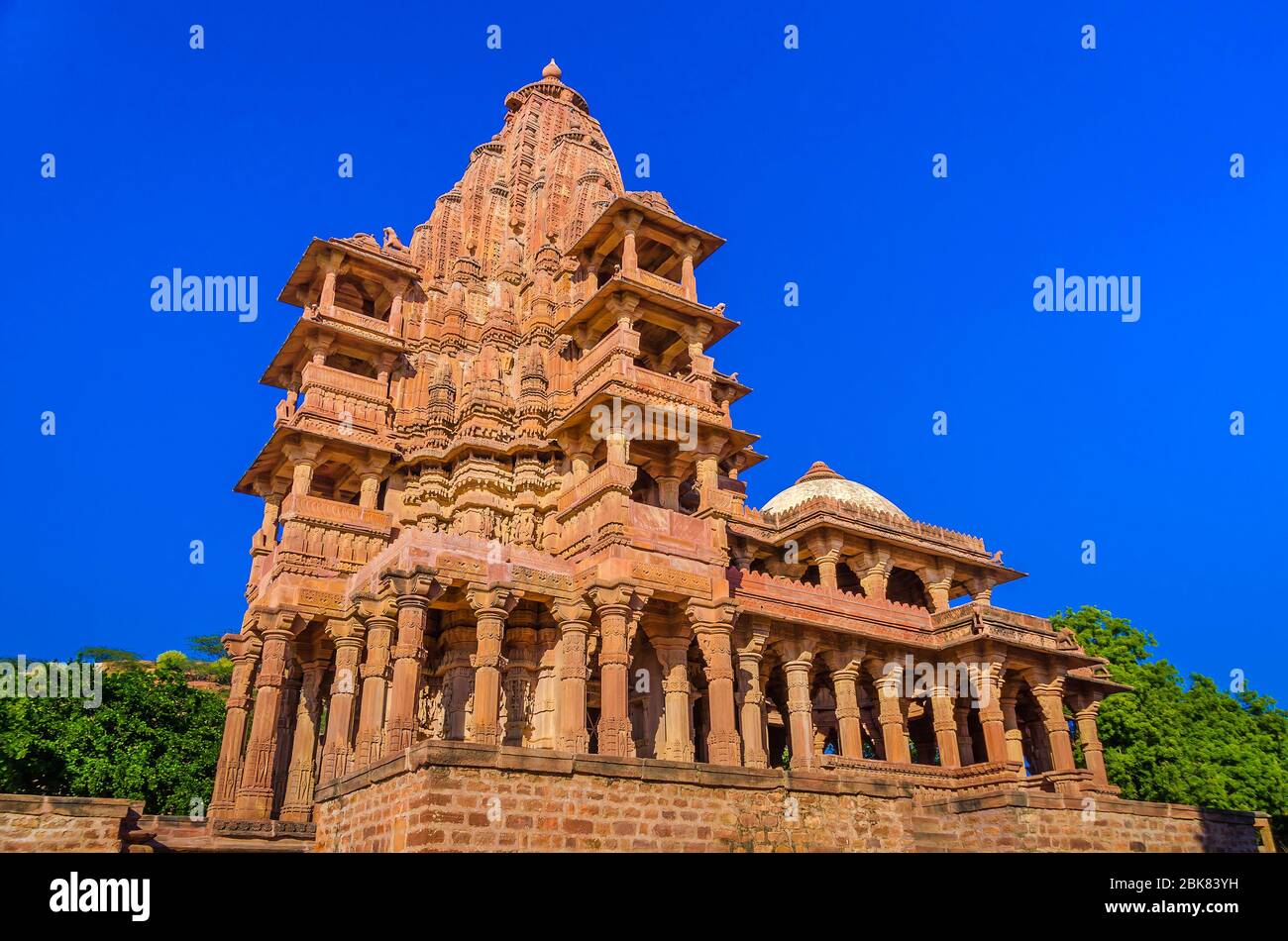 JODHPUR, INDIA – DIC. 02, 2019: Los 'jardines de Mandore' es una colección de templos y monumentos, es otra atracción importante cerca de Jodhpur. Foto de stock
