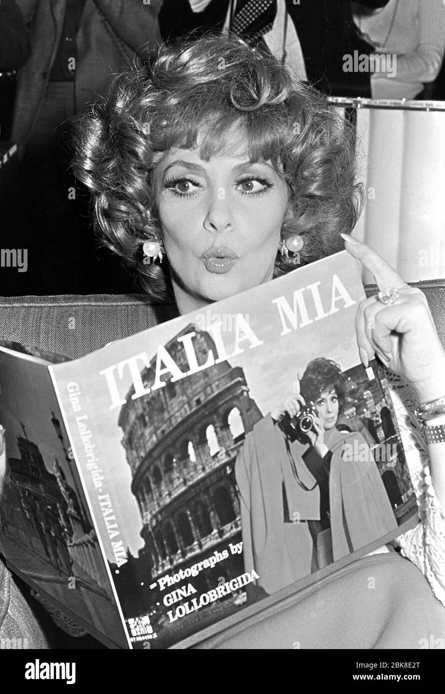 LONDRES, REINO UNIDO. Septiembre 1974: La actriz italiana Gina Lollobrigida promueve su libro de fotografía 'Italia Mia' en Londres. Archivo de la foto © Paul Smith/Featurreflash Foto de stock