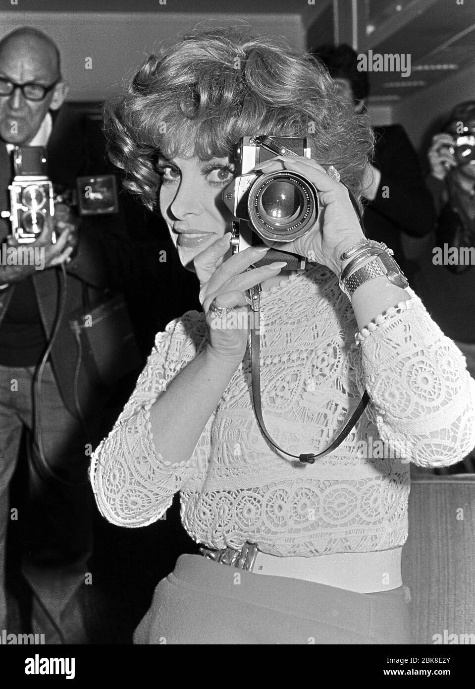 LONDRES, REINO UNIDO. Septiembre 1974: La actriz italiana Gina Lollobrigida promueve su libro de fotografía 'Italia Mia' en Londres. Archivo de la foto © Paul Smith/Featurreflash Foto de stock